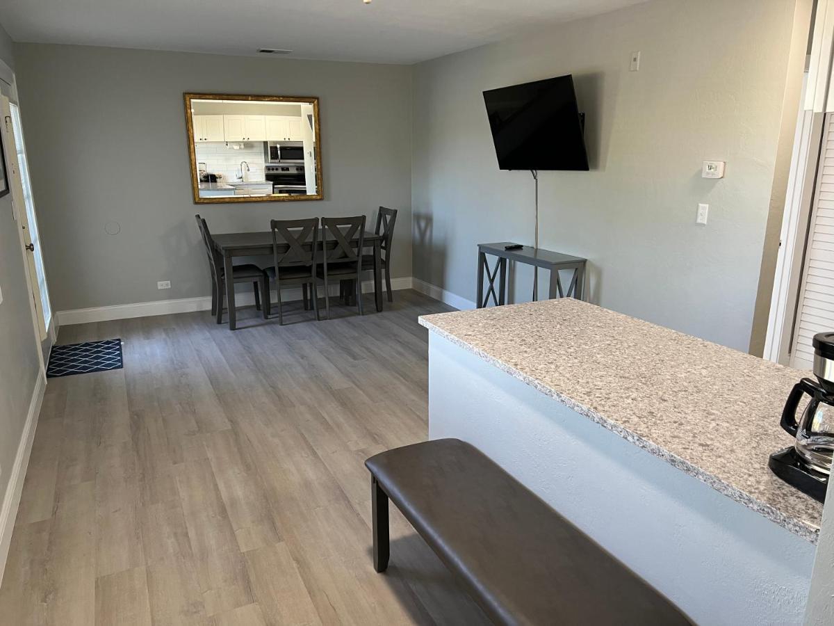 Marco Island Lakeside Inn Ngoại thất bức ảnh