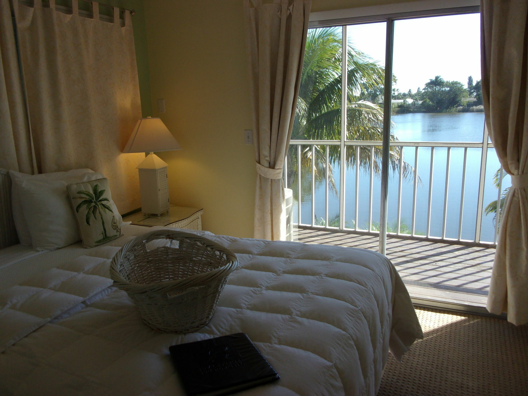 Marco Island Lakeside Inn Ngoại thất bức ảnh